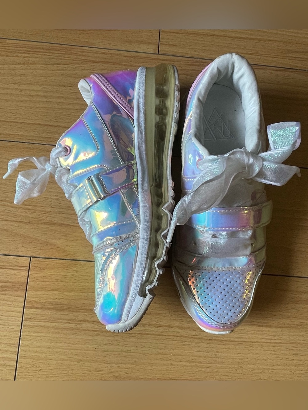 YRU Aiire Atlantis Iridescent Holographic Sneakers - White/Pastel